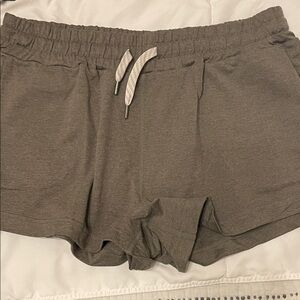 Vuori halo performance shorts women’s size small